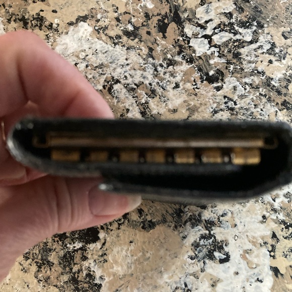 Louis Vuitton VINTAGE Epi 6 Key Holder in a beautiful noir color. - Picture 5 of 12